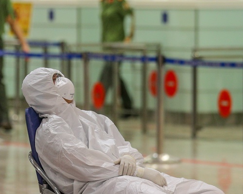Nhân viên CDC Hà Nội tranh thủ nghỉ ngơi tại sân bay Nội Bài tháng 3:2020:phong sơn