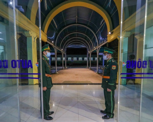 Chiến sĩ biên phòng Lạng Sơn tại ga Đồng Đăng đón chuyến tàu liên vận cuối cùng giữa Việt Nam - Trung Quốc tháng 2:2020:phong sơn