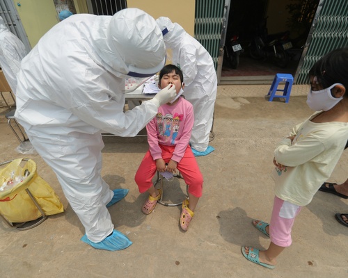 CDC Hà Nội tiến hành lấy mẫu xét nghiệm Covid-19 tại thôn Hạ Lôi(Mê Linh, Hà Nội) tháng 4:2020:phong sơn