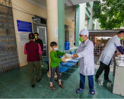 Các y bác sĩ phát đồ ăn cho những công dân bị cách ly tại phòng khám đa khoa Quang Hà(Bình Xuyên, Vĩnh Phúc) tháng 2:2020:phong sơn