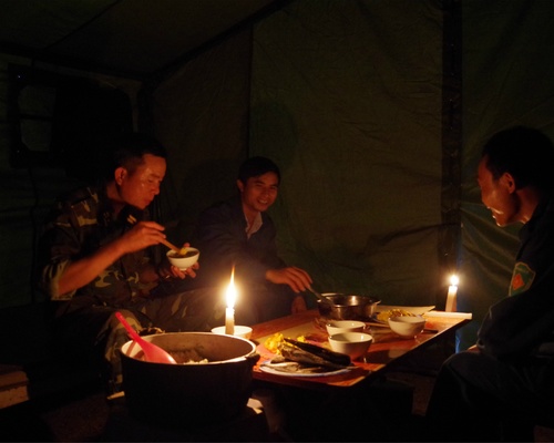 Bữa cơm tối của cán bộ Đồn Biên phòng cửa khẩu Ma Lù Thàng, BĐBP Lai Châu và dân quân địa phương tại chốt chặn biên giới.