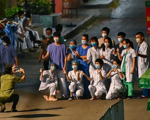 Tâm trạng hân hoan của các y bác sĩ bệnh viện Bạch Mai sau khi được gỡ bỏ lệnh phong tỏa.