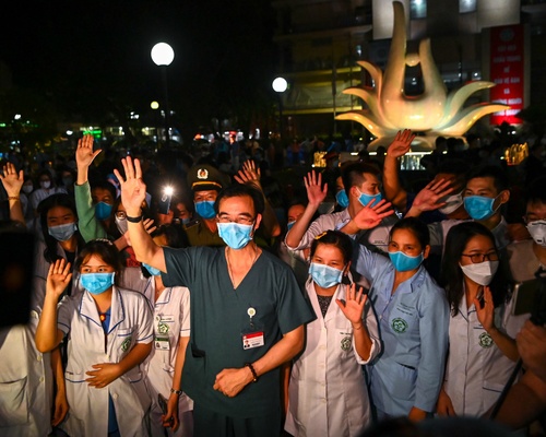 Tâm trạng hân hoan của các y bác sĩ bệnh viện Bạch Mai sau khi được gỡ bỏ lệnh phong tỏa.
