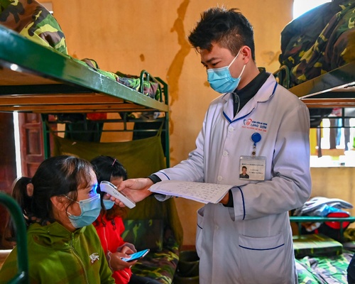 Bác sĩ bệnh viên đa khoa tỉnh Lạng Sơn đo thân nhiệt công dân Việt Nam trong khu cách ly.