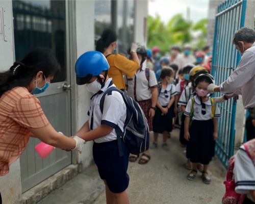 Trường Tiểu học A thị trấn Phú Hòa (Thoại Sơn - An Giang) thực hiện nghiêm túc việc kiểm tra việc mang khẩu trang, tận tình đo thân nhiệt và trợ giúp học sinh rửa tay sát khuẩn trong những ngày trở lại trường học sau một thời gian khá dài nghỉ phòng, chốn