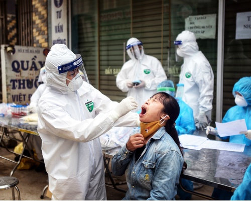 Cán bộ y tế từ CDC Hà Nội khẩn trương lấy mẫu xét nghiệm gần 11.000 người dân thôn Hạ Lôi, xã Mê Linh, huyện Mê Linh(Hà Nội), để phát hiện nhanh người nhiễm Covid-19 để kịp thời cách ly dập dịch.