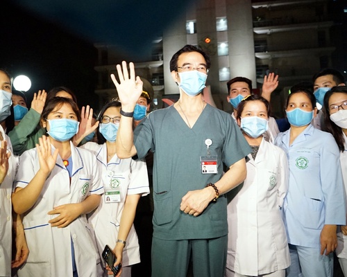 Rạng sáng 12/4/2020, lệnh gỡ bỏ phong tỏa Bệnh viện Bạch Mai chính thức có hiệu lực, ông Nguyễn Quang Tuấn (Giám đốc BV Bạch Mai) cùng các nhân viên y tế không khỏi vui mừng, xúc động sau 14 ngày “nội bất xuất – ngoại bất nhập”