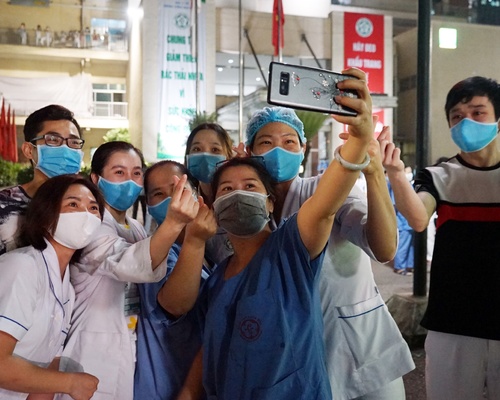 Nhiều nhân viên y tế, bác sĩ tại Bệnh viện Bạch Mai đã không giữ được niềm xúc động khi lệnh phong tỏa được gỡ bỏ chính thức có hiệu lực. Với rất nhiều người làm ngành Y đang công tác tại đây, có lẽ đêm 12/4/2020 sẽ không bao giờ quên.