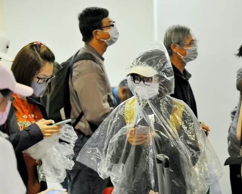 Bức ảnh chụp người dân tự trang bị đồ bảo hộ khi đến Sân bay Tân Sơn Nhất (TP.HCM) để phòng tránh sự lây nhiễm dịch Covid-19