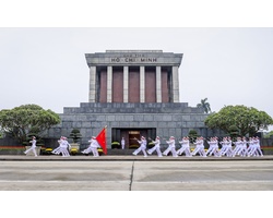 Bộ Ảnh:Trang nghiêm lễ thượng cờ tại Quảng trường Ba Đình nhân dịp 45 năm ngày thống nhất đất nước trong mùa dịch covid-19