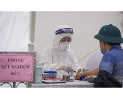 Bộ ảnh: Test nhanh Covid-19 đầu tiên tại Hà Nội